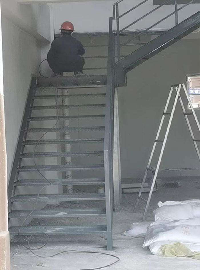 泰安钢结构楼梯